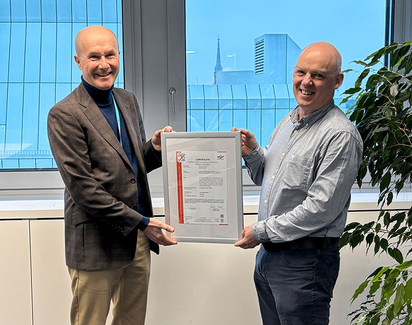 Close-up - handover of IEC 62443-4-2 certificate: Alexander Zeppelzauer, TÜV Trust IT (left) & Erwan Sudrat, TTTECH Industrial (right)